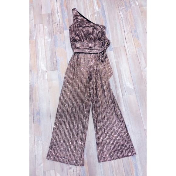 LOVERS + FRIENDS – Golden Sequin One-Shoulder Jumpsuit | Glam Party Look | 6 * - Picture 5 of 11